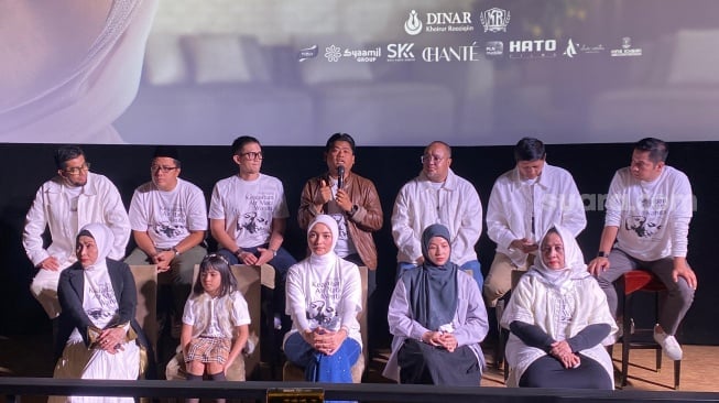 Pemain dan sineas film Keajaiban Air Mata Wanita dalam konferensi pers di kawasan Senayan, Jakarta Pusat, Rabu (8/1/2025). [Suara.con/Tiara Rosana]