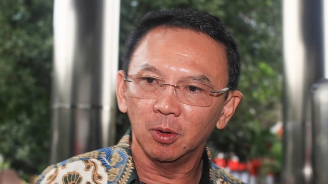 Mantan Komisaris Utama PT Pertamina (Persero) Basuki Tjahaja Purnama alias Ahok berjalan untuk menjalani pemeriksaan di Gedung Merah Putih KPK, Jakarta, Kamis (9/1/2025). [ANTARA FOTO/Reno Esnir/app/foc]