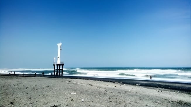 Menyaksikan Pesona Alam Pantai Apra yang Jadi Kebanggaan di Cianjur