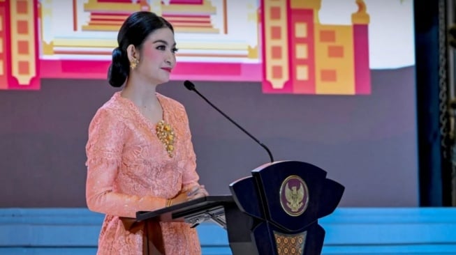 Pesona Selvi Ananda dalam Kebaya Bali di Jala Fair 2025 (Instagram/setwapres.id)