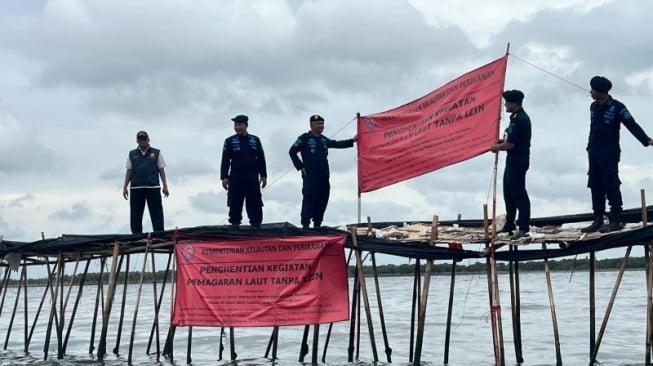 Petugas Direktorat Jenderal Pengawasan Sumber Daya Kelautan dan Perikanan (PSDKP) Kementerian Kelautan dan Perikanan (KKP) terjun ke lokasi pemagaran laut 30,16 km di Tangerang, Banten, Kamis (9/1/2025). ANTARA/Harianto