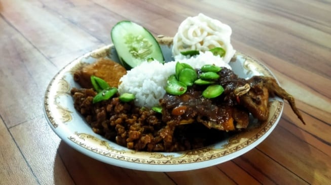 Nikmati Lezatnya Sego Ayam dengan Sambal Khas Mutiara Seafood