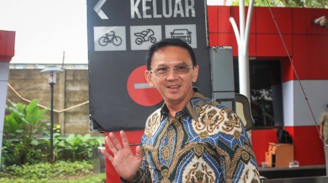 Mantan Komisaris Utama PT Pertamina (Persero) Basuki Tjahaja Purnama alias Ahok berjalan usai menjalani pemeriksaan di Gedung Merah Putih KPK, Jakarta, Kamis (9/1/2025). [ANTARA FOTO/Reno Esnir/app/foc]