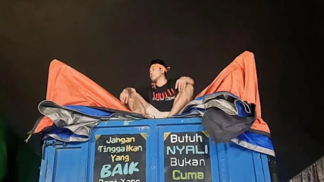 Aksi Denny Sumargo Beri Bantuan Korban Bencana Alam Jadi Sorotan, Telanjang Dada saat Angkat Barang Bantuan