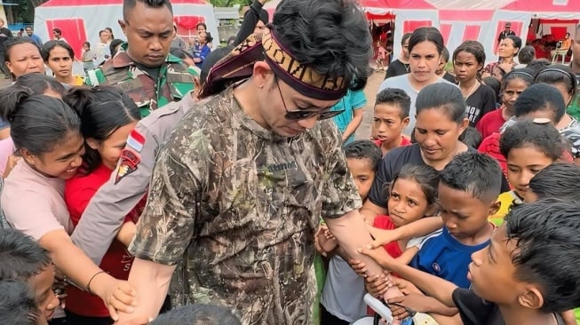 Denny Sumargo beri bantuan langsung ke gunung meletus Lewotobi Laki-laki, Nusa Tenggara Timur (Instagram)