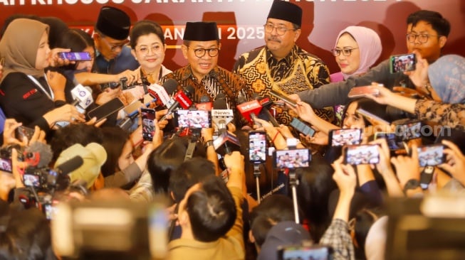 Gubernur dan Wakil Gubenur terpilih Pramono Anung dan Rano Karno menemui awak media usai mengikuti rapat pleno di Hotel Pullman Central Park, Jakarta, Kamis (9/1/2024). [Suara.com/Alfian Winanto]