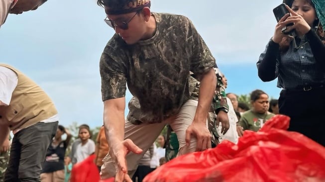 Denny Sumargo beri bantuan langsung ke gunung meletus Lewotobi Laki-laki, Nusa Tenggara Timur (Instagram)