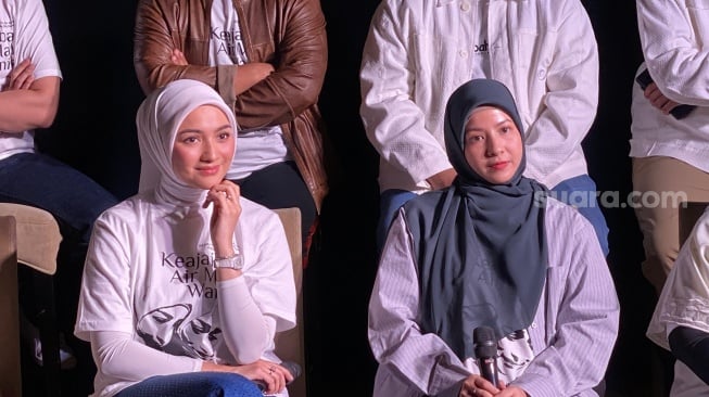 Citra Kirana dan Natasha Rizky dalam konferensi pers film Keajaiban Air Mata Wanita di kawasan Senayan, Jakarta Pusat, Rabu (8/1/2025). [Suara.com/Tiara Rosana]