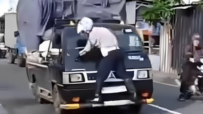 Viral Petugas Dishub Mendadak Jadi 'Spiderman', Nemplok di Kaca Mobil Pickup: Ini Pasal yang Siap Mengintai