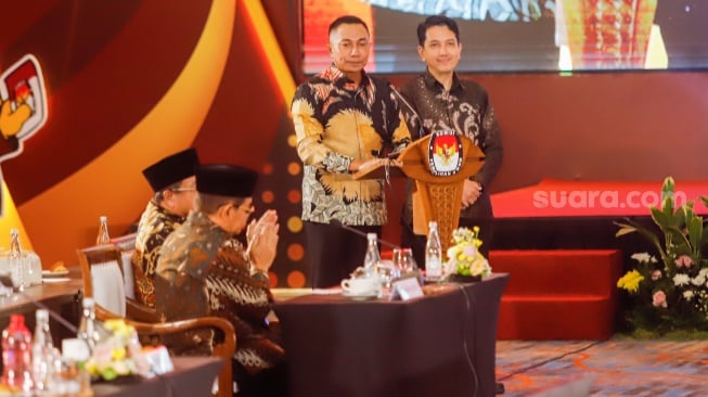 Calon Gubernur dan Wakil Gubenur nomor urut 2 Dharma Pongrekun dan Kun Wardana memberikan sambutan pada rapat pleno di Hotel Pullman Central Park, Jakarta, Kamis (9/1/2024). [Suara.com/Alfian Winanto]