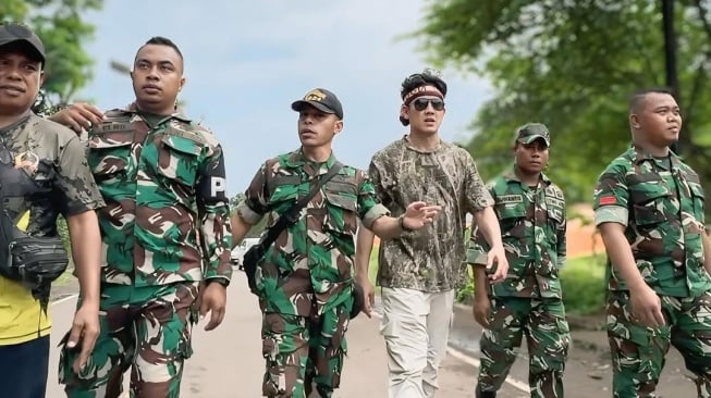 Denny Sumargo beri bantuan langsung ke gunung meletus Lewotobi Laki-laki, Nusa Tenggara Timur (Instagram)