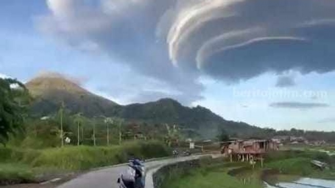 Viral Bentuk Awan Melingkar di Mojokerto, Bahayakah?