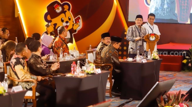 Calon Wakil Gubernur nomor urut 1 Suswono didampingi Ahmad Riza Patria memberikan sambutan pada rapat pleno di Hotel Pullman Central Park, Jakarta, Kamis (9/1/2024). [Suara.com/Alfian Winanto]