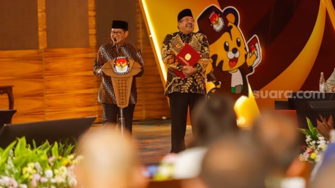 Gubernur dan Wakil Gubenur terpilih Pramono Anung dan Rano Karno memberikan sambutan pada rapat pleno di Hotel Pullman Central Park, Jakarta, Kamis (9/1/2024). [Suara.com/Alfian Winanto]