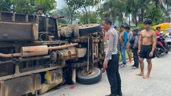 Truk Pengangkut Kayu Alami Rem Blong, Tabrak 3 Motor di Kubu Raya