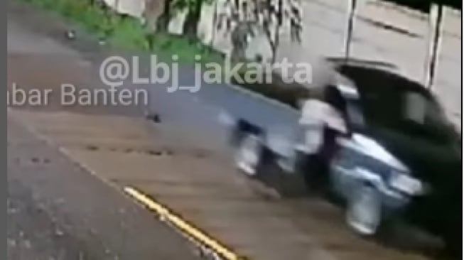 Sadis! Polisi Ditabrak Komplotan Maling, Iptu Yovan Terseret Mobil Pikap hingga 100 Meter