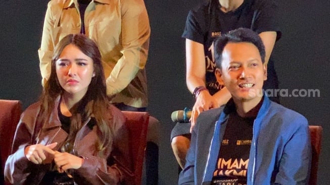 Amanda Manopo dan Fedi Nuril dalam konferensi pers film 1 Imam 2 Makmum di kawasan Kuningan, Jakarta Selatan, Kamis (9/1/2025). [Suara.com/Tiara Rosana]