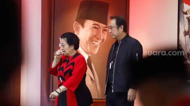 Ketua Umum PDI Perjuangan Megawati Soekarnoputri berjalan ke podium untuk menyampaikan pidato saat perayaan HUT PDIP ke-52 di Sekolah Partai PDIP, Jakarta, Jumat (10/1/2025). [Suara.com/Alfian Winanto]
