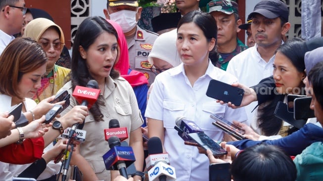 Wakil Menteri PPPA Veronika Tan bersama Wakil Menteri BKKBN Isyana Bagoes Oka menemui awak media usai program Makan Bergizi Gratis (MBG) di kawasan Ciracas, Jakarta, Jumat (10/1/2025). [Suara.com/Alfian Winanto]