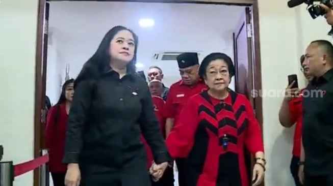 Puan Akhirnya Nongol di Acara HUT ke-52 PDIP di Sekolah Partai, Langsung Gandeng Tangan Megawati