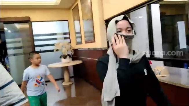 Lolly Kabur dari Rumah Aman-Telepon Razman, Nikita Mirzani: Dari Mana Dia Punya Handphone