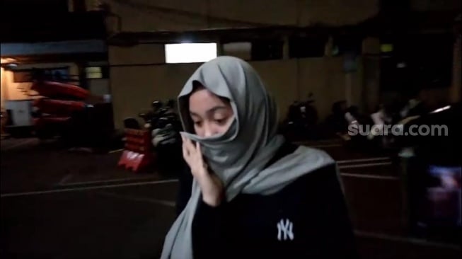 Laura Meizani mendatangi Mapolres Metro Jakarta Selatan, Jumat dini hari (10/1/2025). [Suara.com/Adiyoga Priyambodo]