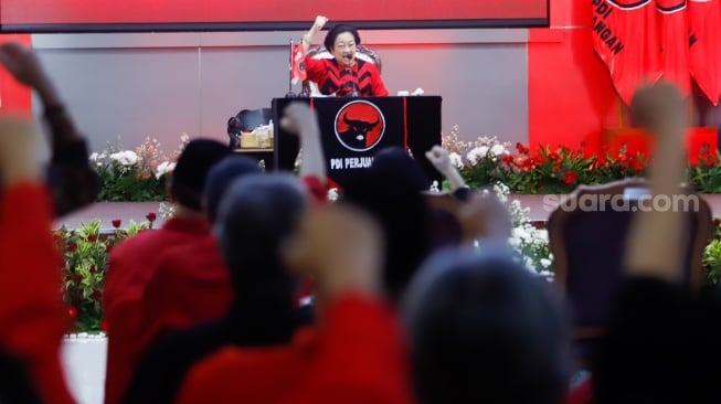 Ketua Umum PDI Perjuangan Megawati Soekarnoputri memberikan pidato saat perayaan HUT ke-52 PDIP di Sekolah Partai PDIP, Jakarta, Jumat (10/1/2025). [Suara.com/Alfian Winanto]