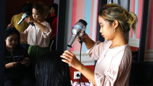 Bahaya Rebonding dan Keriting Rambut, Wanita Wajib Tahu!