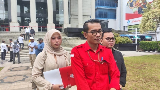 Lembaga Pemantau Pemilih Sarekat Demokrasi Indonesia mengajukan gugatan sengketa Pilkada Papua Selatan ke Mahkamah Konstitusi (MK) karena dinilai bermasalah. (Suara.com/Dea)