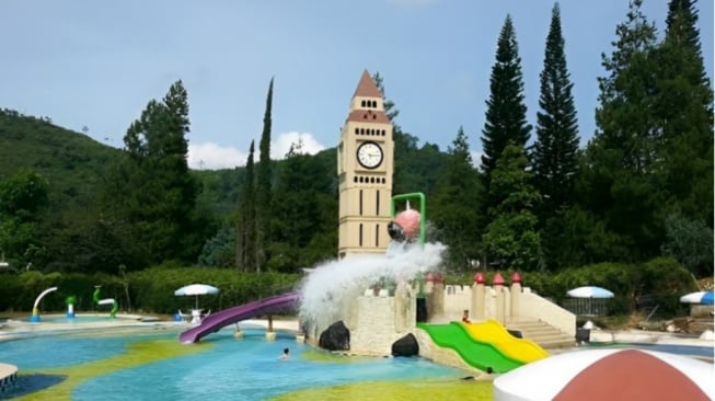 Merasakan Sensasi Berenang di Big Ben Waterpark, Serasa Berada di Inggris