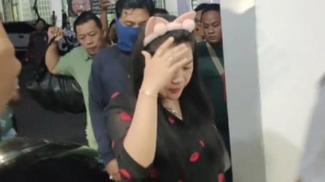 Penampilan Istri Kadisnakertrans Sumsel Saat Ditangkap Disorot: Duh, Tasnya