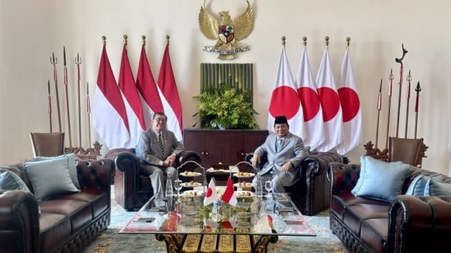 Presiden RI Prabowo Subianto (kanan) menerima kunjungan Perdana Menteri Jepang Shigeru Ishiba di ruang kerja kepresidenan, Istana Bogor, Kota Bogor, Jawa Barat, Sabtu (11/1/2025). (ANTARA/Genta Tenri Mawangi).