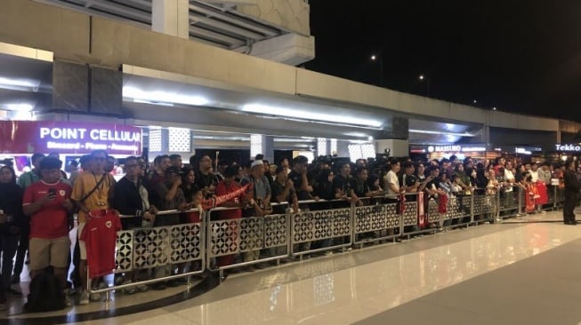 Suporter timnas Indonesia beramai-ramai menyambut pelatih anyar timnas Indonesia Patrick Kluivert di Bandara Soekarno-Hatta (Antara)