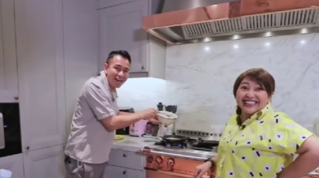 Bikin Sarapan buat Rayyanza, Raffi Ahmad Bingung Nyalakan Kompor di Dapur Sendiri