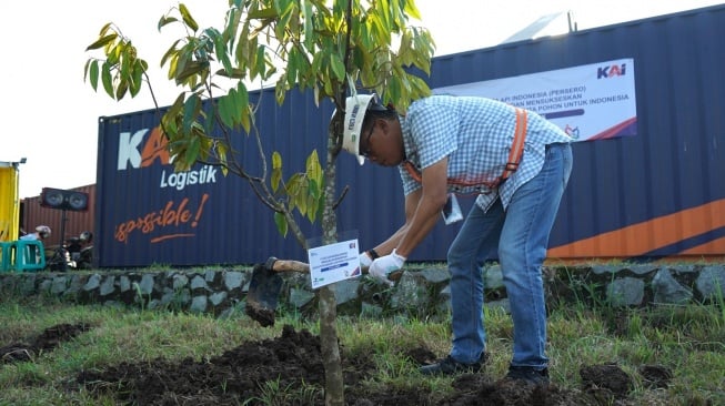 Dukung Gerakan Satu Juta Pohon, KAI Logistik Tanam 1.200 Pohon