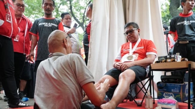 Penampakan Sekjen PDIP Hasto saat menjajal layanan pijat dari komunitas penyandang disabilitas di acara Soekarno Run, GBK, Jakarta. (Foto istimewa)