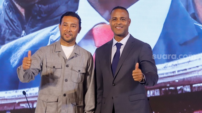 Pelatih sepak bola Timnas Indonesia, Patrick Kluivert bersama asisten pelatih Denny Landzaat pada konferensi press perkenalan Tim Pelatih Timnas Indonesia yang baru di Hotel Mulia, Jakarta, Minggu, (12/01/2025). [Suara.com/Alfian Winanto]