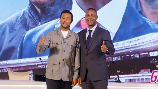 Pelatih sepak bola Timnas Indonesia, Patrick Kluivert bersama asisten pelatih Denny Landzaat pada konferensi press perkenalan Tim Pelatih Timnas Indonesia yang baru di Hotel Mulia, Jakarta, Minggu, (12/01/2025). [Suara.com/Alfian Winanto]