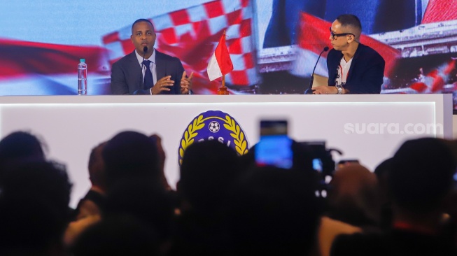 Pelatih sepak bola Timnas Indonesia, Patrick Kluivert memberikan pernyataan pada konferensi press perkenalan Tim Pelatih Timnas Indonesia yang baru di Hotel Mulia, Jakarta, Minggu, (12/01/2025). [Suara.com/Alfian Winanto]