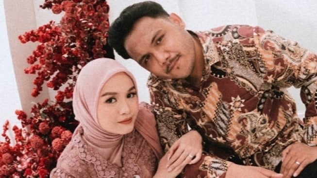 Dijodoh-jodohkan dengan Rony Parulian, Salma Salsabil Bikin Syok Umumkan Tunangan dengan Dimansyah Laitupa