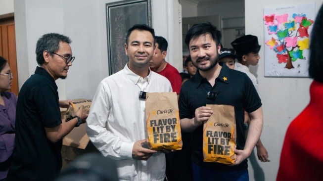 Raffi Ahmad dan Rudy Salim menggelar acara Jumat berkah dengan berbagi burger ke anak yatim di 15 panti asuhan dan sejumlah masjid. [Instagram] 