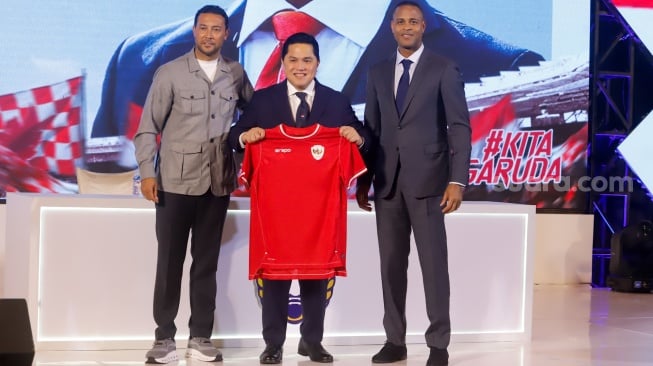 Pelatih sepak bola Timnas Indonesia, Patrick Kluivert bersama Asisten Pelatih Denny Landzaat dan Ketua Umum PSSI Erick Thohir foto bersama pada konferensi press perkenalan Tim Pelatih Timnas Indonesia yang baru di Hotel Mulia, Jakarta, Minggu, (12/01/2025). [Suara.com/Alfian Winanto]