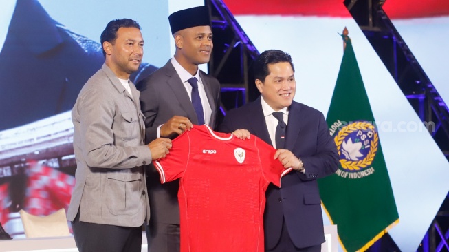 Pelatih sepak bola Timnas Indonesia, Patrick Kluivert bersama Asisten Pelatih Denny Landzaat dan Ketua Umum PSSI Erick Thohir foto bersama pada konferensi press perkenalan Tim Pelatih Timnas Indonesia yang baru di Hotel Mulia, Jakarta, Minggu, (12/01/2025). [Suara.com/Alfian Winanto]