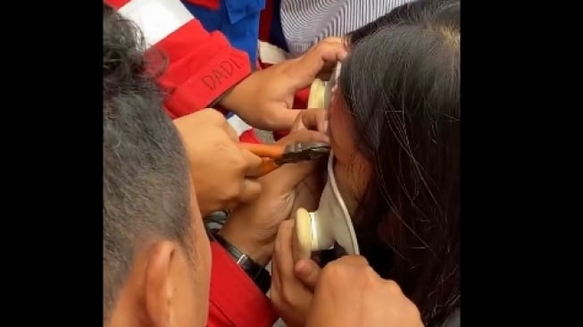 Viral seorang wanita dilarikan ke kantor damkar gegara piercing hidungnya tersangkut kursi. (tangkapan layar/ist)