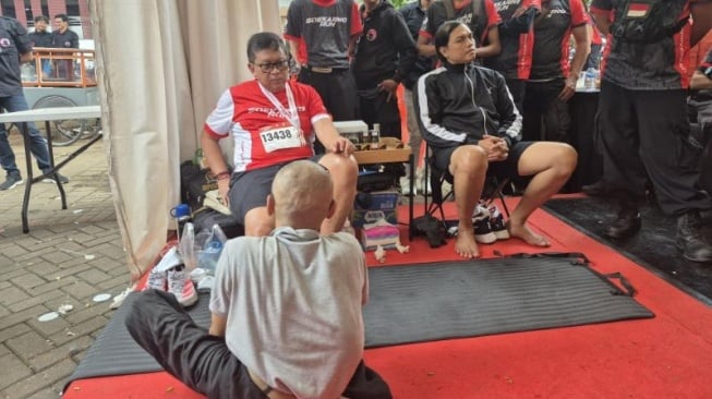 Penampakan Sekjen PDIP Hasto saat menjajal layanan pijat dari komunitas penyandang disabilitas di acara Soekarno Run, GBK, Jakarta. (Foto istimewa)