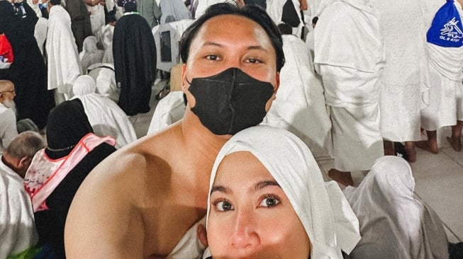 Potret Mahalini berhijab saat umrah. [Instagram]