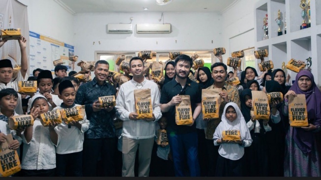 Raffi Ahmad dan Rudy Salim menggelar acara Jumat berkah dengan berbagi burger ke anak yatim di 15 panti asuhan dan sejumlah masjid. [Instagram] 