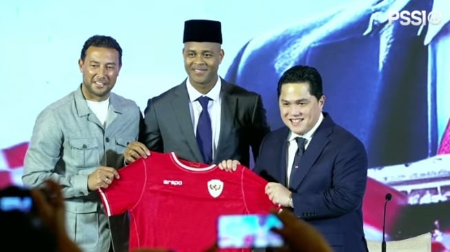 Pelatih Timnas Indonesia Patrick Kluivert resmi diperkenalkan ke publik lewat jumpa pers di Hotel Mulia, Jakarta, Minggu (12/1). (PSSI)