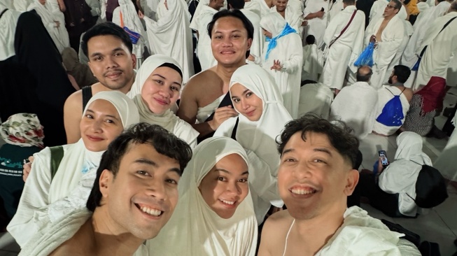 Potret Mahalini berhijab saat umrah. [Instagram]