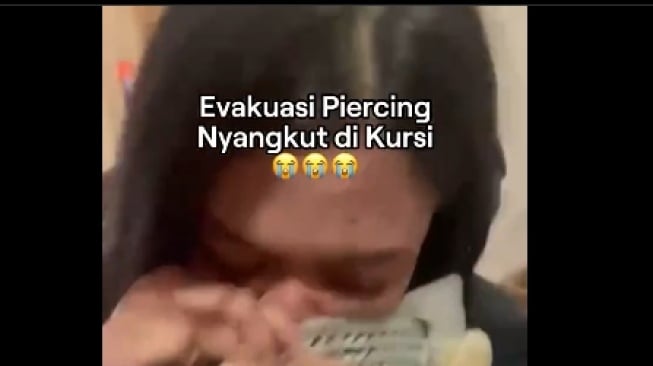 Apes! Wanita Ini Dilarikan ke Kantor Damkar Gegara Piercing Hidungnya Nyangkut di Kursi